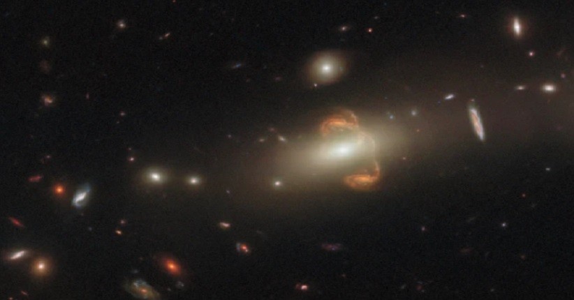Karena Fenomena Lensa Gravitasi, Hubble Tunjukkan Bayangan Cermin Galaksi