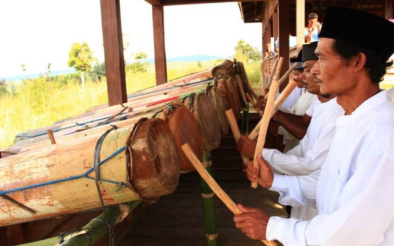 Cara Memainkan Alat Musik Gordang Sambilan dari Sumatera Utara