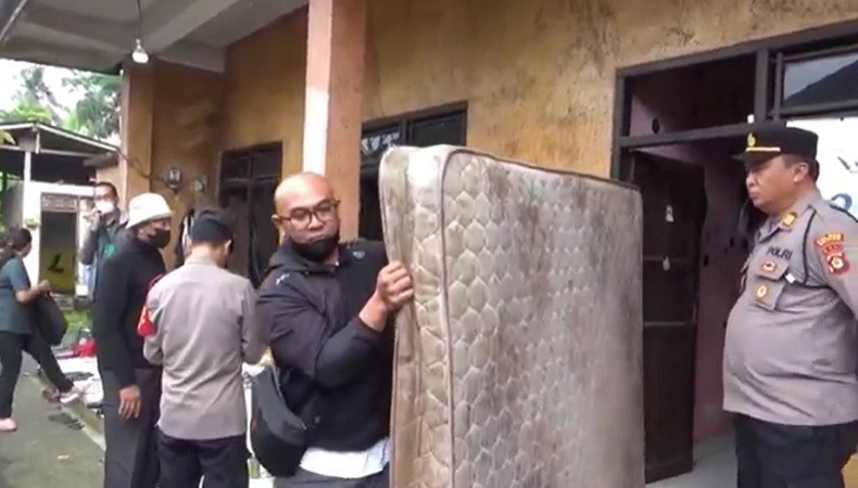 title Eksekusi Rumah di Gianyar, Barang-Barang Dikeluarkan Juru Sita Pengadilan Eksekusi Rumah di Gianyar, Barang-Barang Dikeluarkan Juru Sita Pengadilan