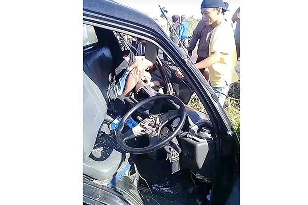 Tabrak Pohon, Penumpang Pikap Tewas Terjepit