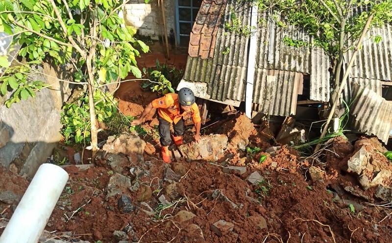 Tembok Penahan Tanah Timpa Rumah Warga di Bogor usai Hujan Deras, 11 Orang Mengungsi