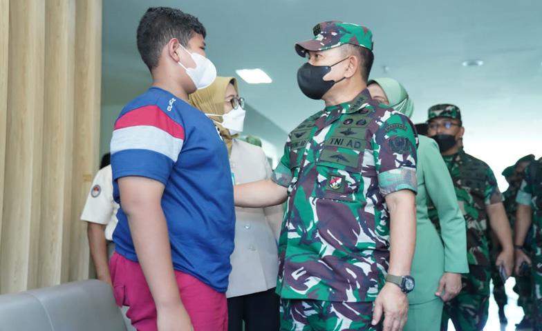  Momen Haru KSAD Jenderal Dudung Bertemu Keluarga Istri TNI Korban Penembakan di Semarang