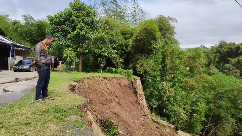 Tanah Longsor Ancam Puluhan Rumah di Griya Zavira Cilawu Garut, Warga Cemas 
