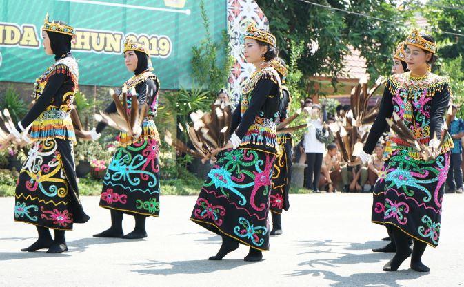 title Properti yang Digunakan Pada Tari Leleng dari Kalimantan Timur, Bulu Burung Ini Wajib Ada Properti yang Digunakan Pada Tari Leleng dari Kalimantan Timur, Bulu Burung Ini Wajib Ada