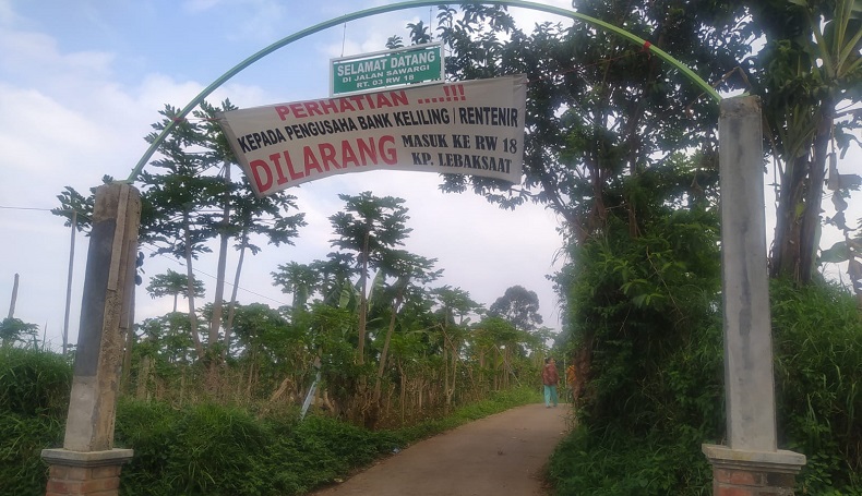 title Antisipasi Jeratan Rentenir, Warga Cimahi Pasang Spanduk Tolak Bank Emok Antisipasi Jeratan Rentenir, Warga Cimahi Pasang Spanduk Tolak Bank Emok