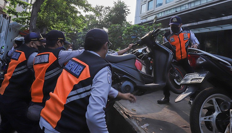 Belasan Motor Diangkut Dishub saat Pemilik Asyik Nongkrong di Citayam Fashion Week - Bagian 4