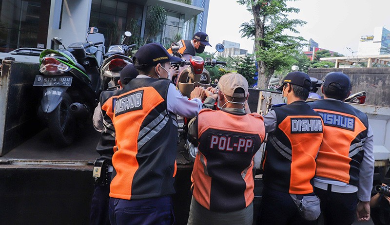 Belasan Motor Diangkut Dishub saat Pemilik Asyik Nongkrong di Citayam Fashion Week - Bagian 3
