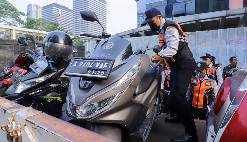 Belasan Motor Diangkut Dishub saat Pemilik Asyik Nongkrong di Citayam Fashion Week - Bagian 2