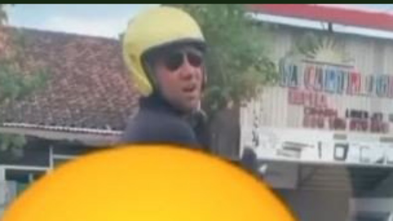 title Imigrasi Buru Bule Nyeleneh yang Kencing di Motor saat Tunggu Lampu Merah di Denpasar Imigrasi Buru Bule Nyeleneh yang Kencing di Motor saat Tunggu Lampu Merah di Denpasar