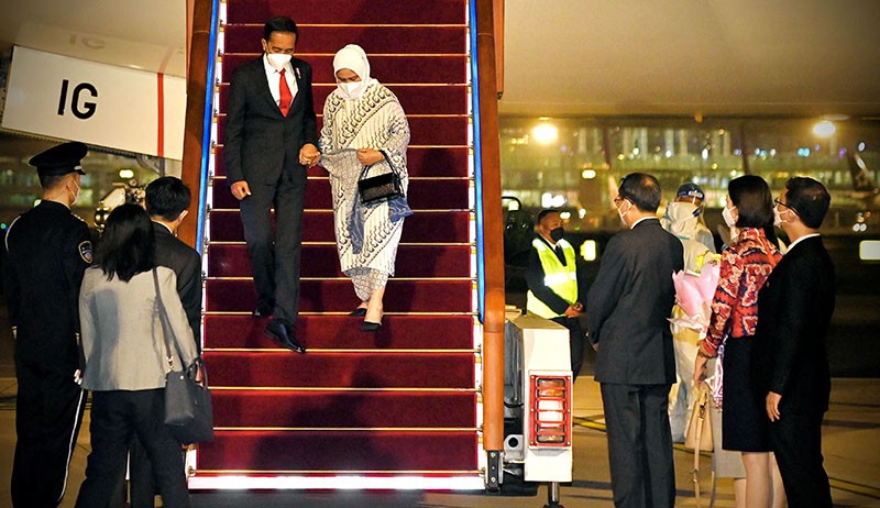 Presiden Jokowi Disambut Upacara Militer saat Tiba di China - Bagian 2