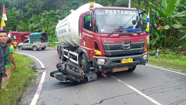 Sepeda Motor Tabrak Truk Elpiji Pertamina di Bangka Barat, Korban Luka Parah