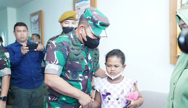 Momen Jenderal Dudung Temui Keluarga Istri Anggota TNI Korban Penembakan - Bagian 1
