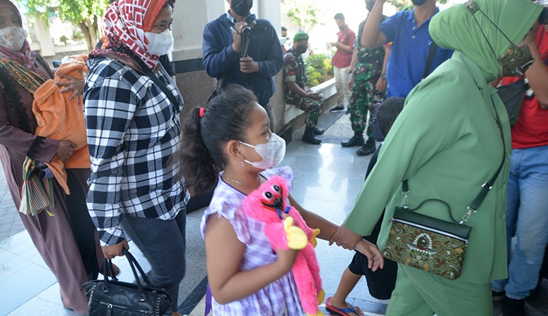 Momen Jenderal Dudung Temui Keluarga Istri Anggota TNI Korban Penembakan - Bagian 3