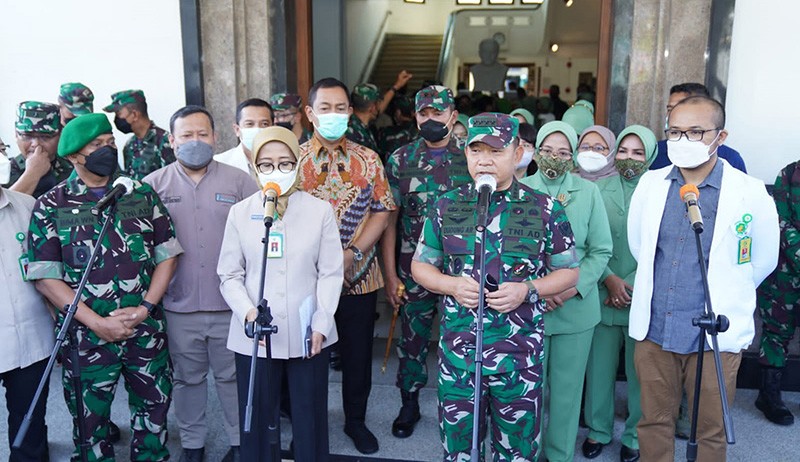 Momen Jenderal Dudung Temui Keluarga Istri Anggota TNI Korban Penembakan - Bagian 4
