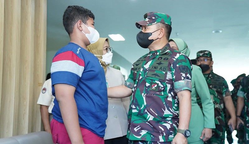 Momen Jenderal Dudung Temui Keluarga Istri Anggota TNI Korban Penembakan - Bagian 2