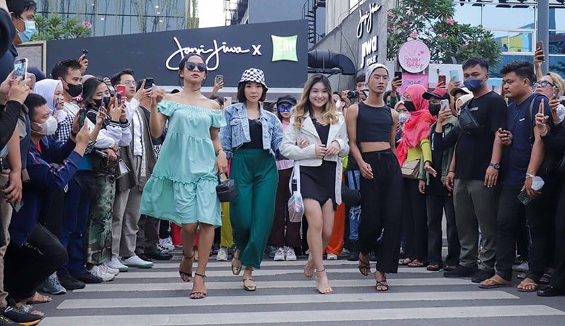 ABG Laki Berbusana Seperti Perempuan saat CFW, Siap-Siap Diangkut ke Panti Kedoya - Bagian 3