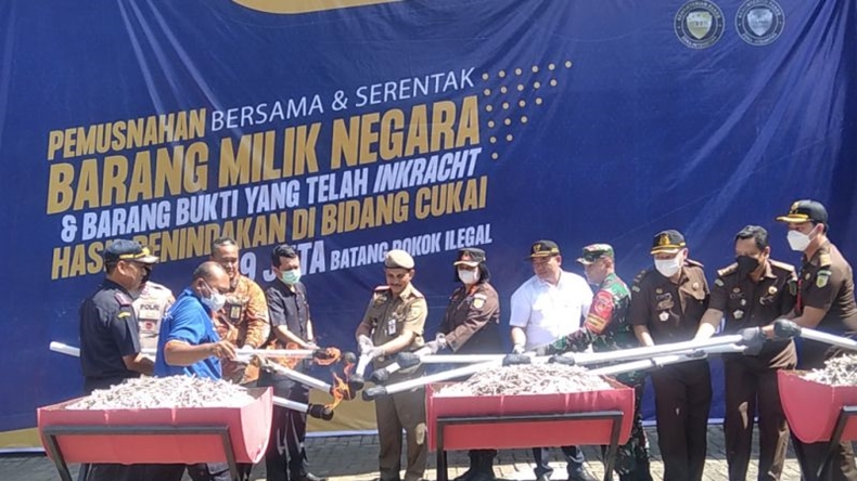 Bea Cukai Kudus Musnahkan 7,9 Juta Rokok Ilegal