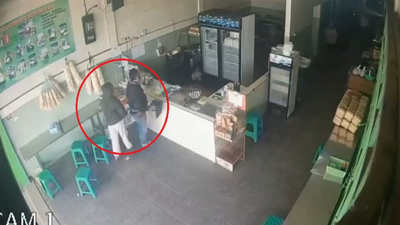 Dua Pria Gasak 2 Handphone di Warung Tahu Cihanjuang KBB, Modusnya Pura-Pura Beli