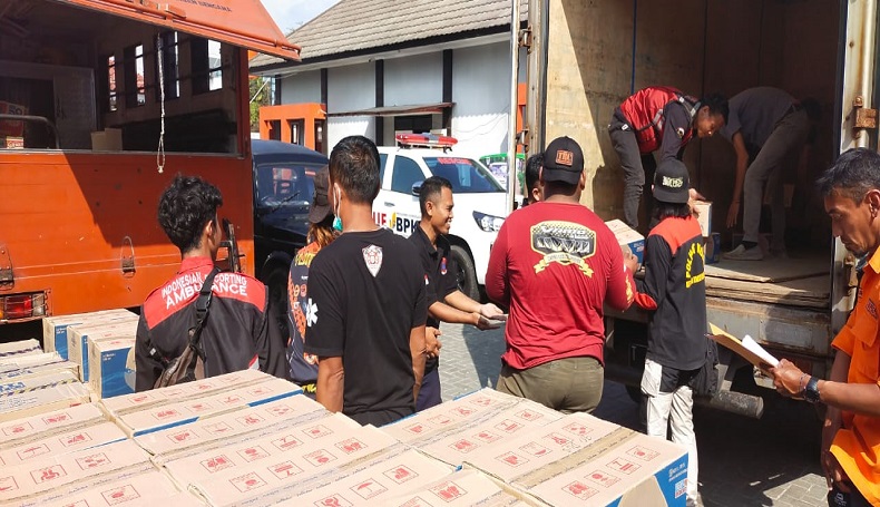 PJT II Salurkan Bantuan Makanan dan Minuman untuk Korban Banjir dan Longsor Garut
