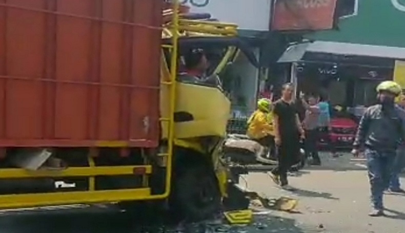 2 Truk Tabrakan di Jalan Raya Bandung-Cianjur, Ini Dugaan Penyebabnya