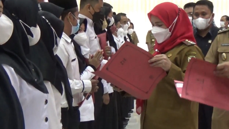 Sempat Tertunda, Wali Kota Bandarlampung Serahkan SK ke 1.166 PPPK Guru
