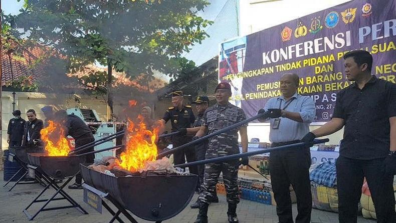 Bea Cukai Semarang Gagalkan Pengiriman Pakaian Bekas Impor, Jumlahnya Ratusan Bal  
