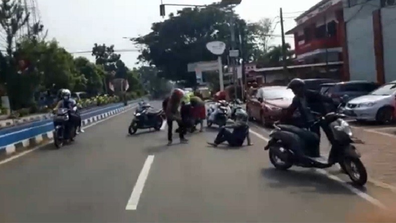 Tabrakan Di Lebak, Pengendara Motor Ibu-Ibu Belok Mendadak Karena Ada ...