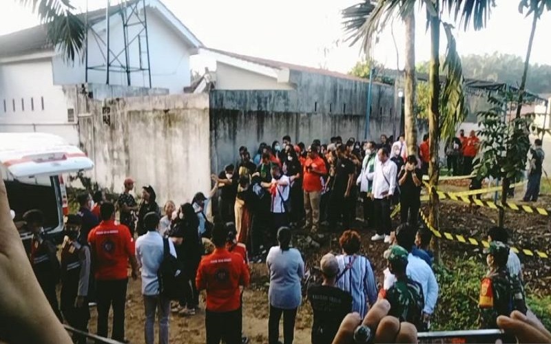 title Makam Brigadir J Mulai Dibongkar untuk Autopsi Ulang Makam Brigadir J Mulai Dibongkar untuk Autopsi Ulang