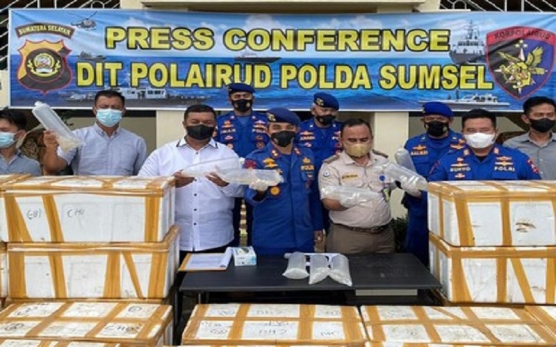 title Geledah Kapal Tak Bertuan di Perairan Sumsel, Polisi Temukan Isinya Senilai Rp27 Miliar Geledah Kapal Tak Bertuan di Perairan Sumsel, Polisi Temukan Isinya Senilai Rp27 Miliar