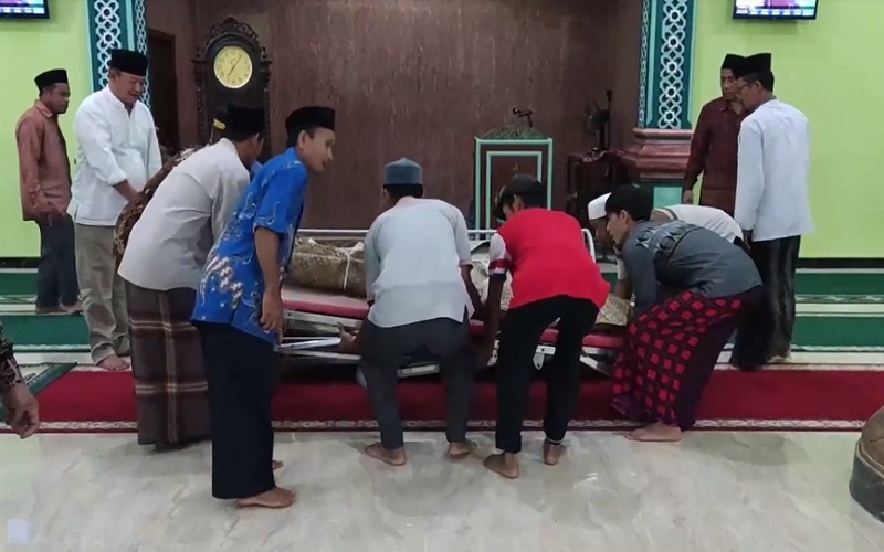 Tangis Keluarga Pecah saat Korban Odong-Odong Tertabrak Kereta di Serang Disalatkan