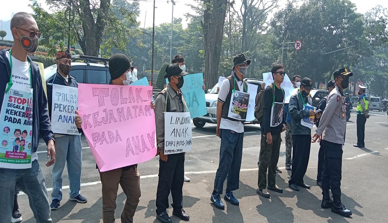 Gelar Aksi, Aktivis KMPA Minta Pemerintah Serius Tangani Persoalan Anak di Jabar