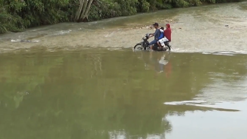  Ngeri! Warga Aceh Singkil Nekat Lewati Arus Sungai karena Jembatan Roboh
