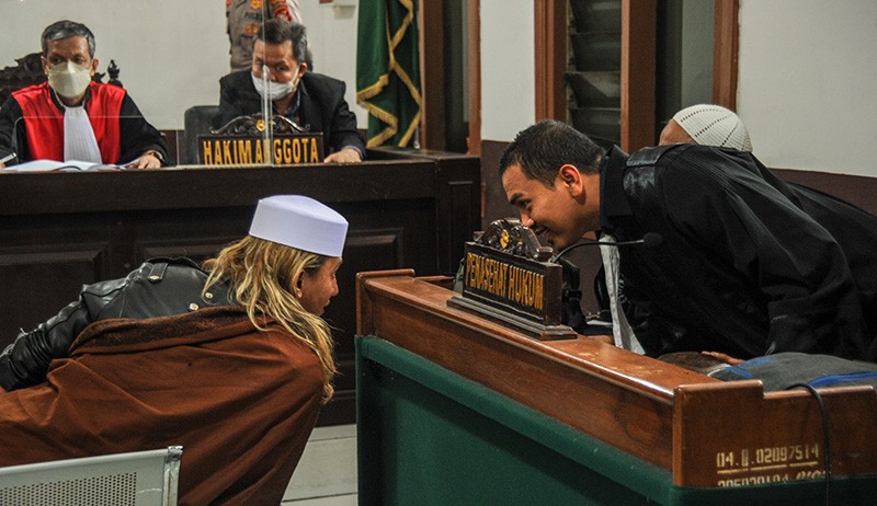 Gaya Bahar Bin Smith Pakai Jaket Kulit-Kacamata Hitam saat Dituntut 5 Tahun Penjara - Bagian 3