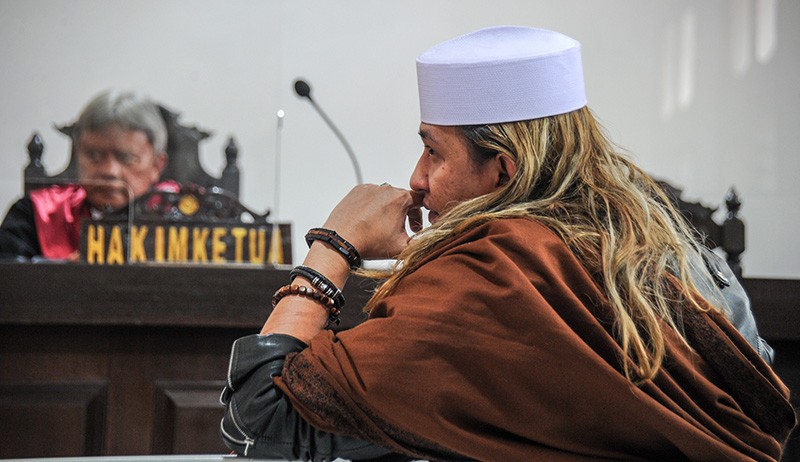 Gaya Bahar Bin Smith Pakai Jaket Kulit-Kacamata Hitam saat Dituntut 5 Tahun Penjara - Bagian 2