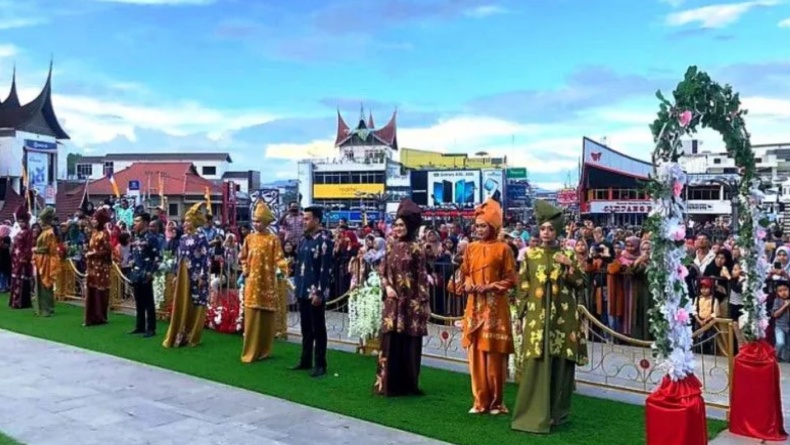 Jam Gadang Fashion Week untuk Kenalkan Uniknya Pakaian Adat Bukittinggi