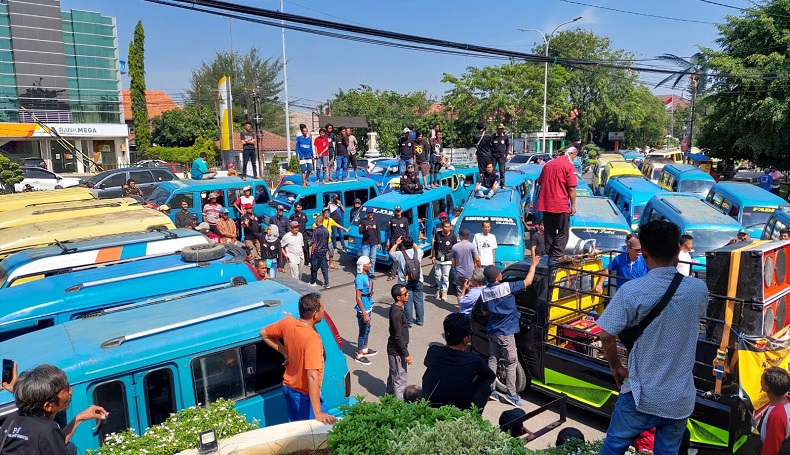Ratusan Sopir Angkot Kepung Kantor Bupati Karawang, Protes Mobil Odong-odong