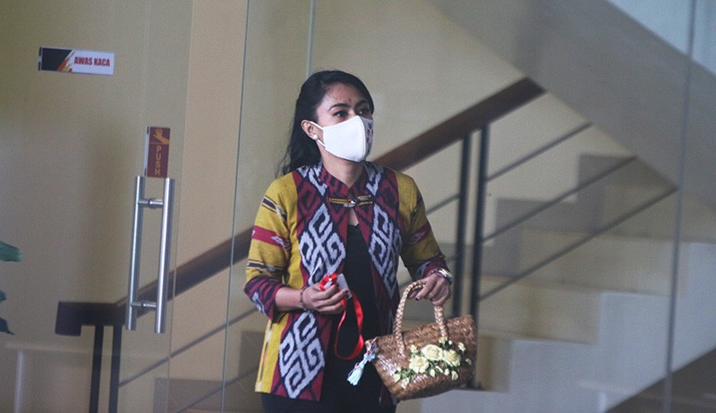 Penampilan Presenter TV Brigita Manohara Diperiksa KPK - Bagian 1