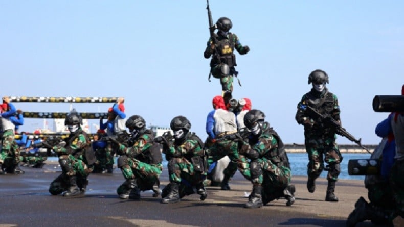 Atraksi Memukau Prajurit TNI AL Lulusan Satdik-2 Makassar, Terjun Paku di Laut hingga Bela Diri