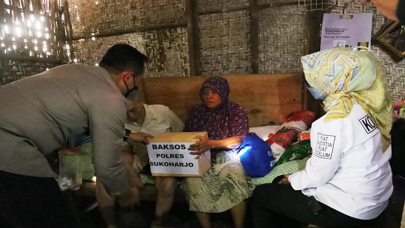 Kegiatan Jumat Berkah, Polres Sukoharjo Bagikan Ratusan Paket Sembako ke Warga