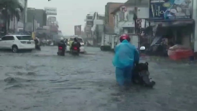Jalan dan Permukiman Warga Pagarsih Bandung Terendam Banjir