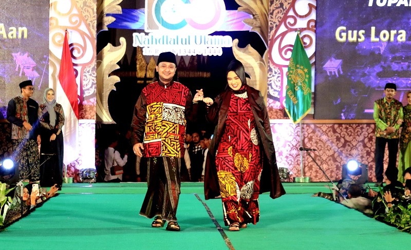 Tugu Pahlawan Fashion Night Meriahkan Kick Off 1 Abad Nahdlatul Ulama di Surabaya 