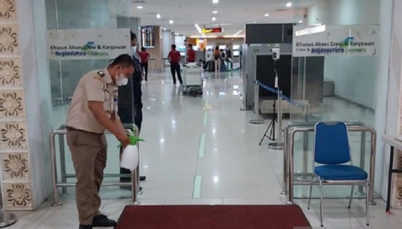 Bandara Ngurah Rai Dipasang Karpet Disinfektan Cegah PMK dari Alas Kaki Penumpang