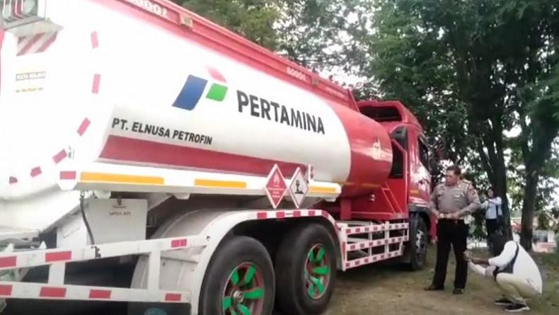 Gagal Menyalip, Pemotor Perempuan Tewas Terlindas Truk BBM di Ende