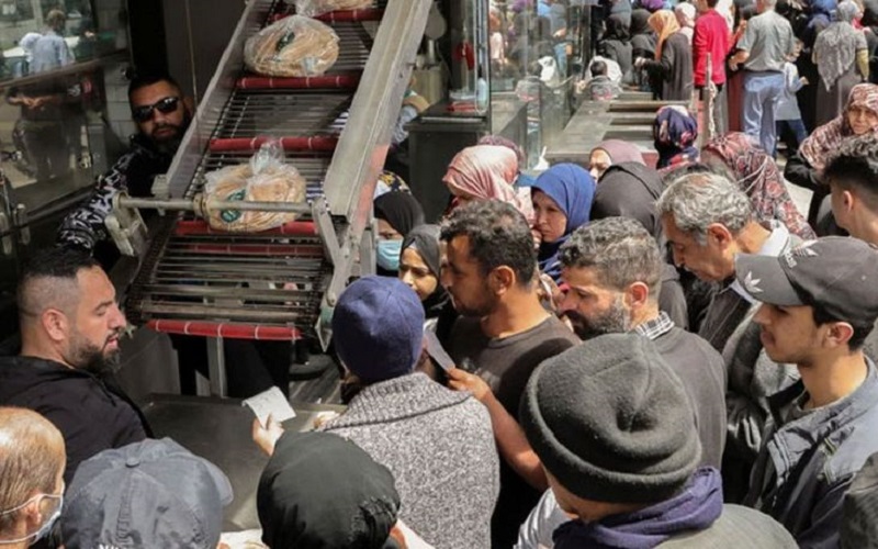 Krisis Pangan, Warga Lebanon Frustasi Serbu Toko Roti Subsidi 