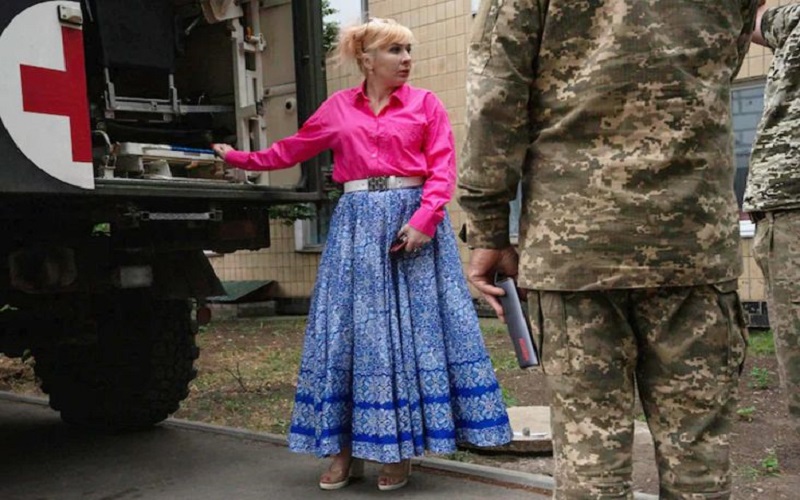 Relawan Medis Ini Tampil Modis di Tengah Perang, Pakai Baju Pink dengan High Heel