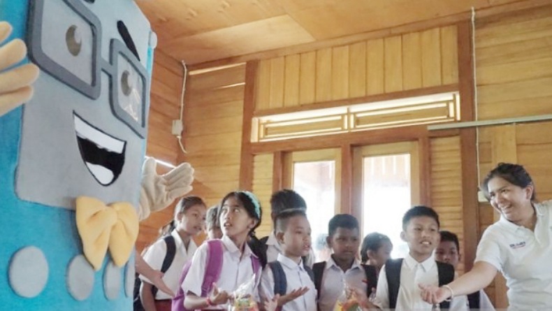 Balai Bahasa Sulut Donasikan Ratusan Buku Bacaan di Desa Budo, Begini Reaksi Anak-Anak