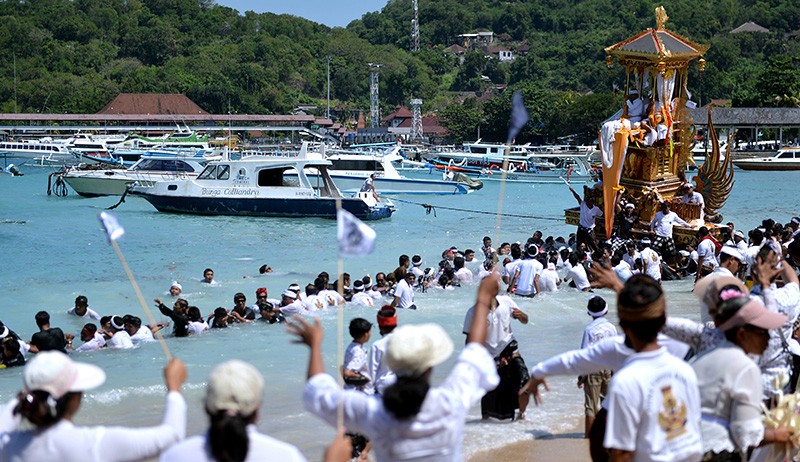Ritual Ngaben Massal, 117 Jasad Dikremasi di Perairan Padangbai Bali - Bagian 4