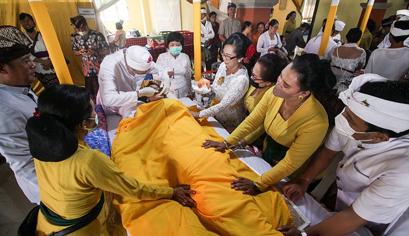 Tradisi Metatah, Potong Gigi Massal Diikuti Ratusan Umat Hindu - Bagian 2