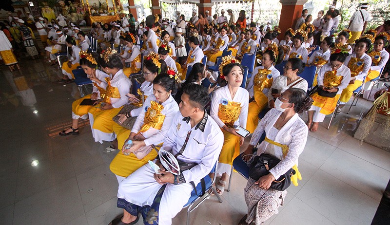 Tradisi Metatah, Potong Gigi Massal Diikuti Ratusan Umat Hindu - Bagian 4