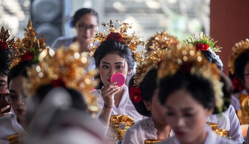 Tradisi Metatah, Potong Gigi Massal Diikuti Ratusan Umat Hindu - Bagian 3